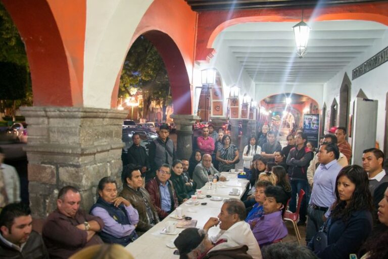 Serafín Ortiz Toma Café con Amigos en el Bunte, y lo Destapan