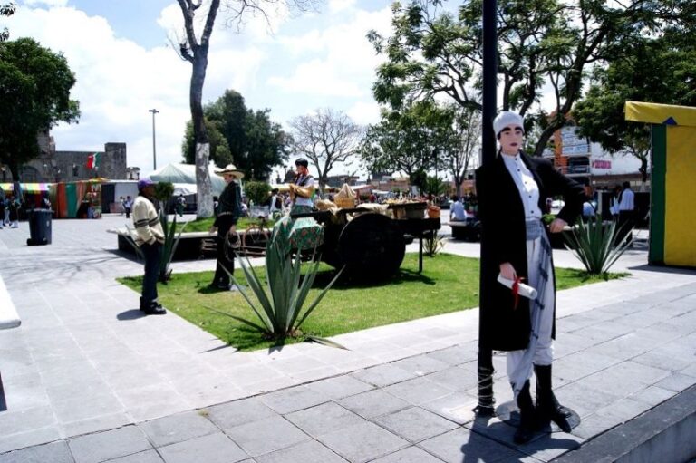 Maniquíes de Héroes Evocan Gestas Patrias en Plaza de Zacatelco