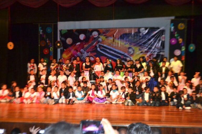 Colegio Charbel: Minirockeros Festejan en IMSS a Mamás y Papás