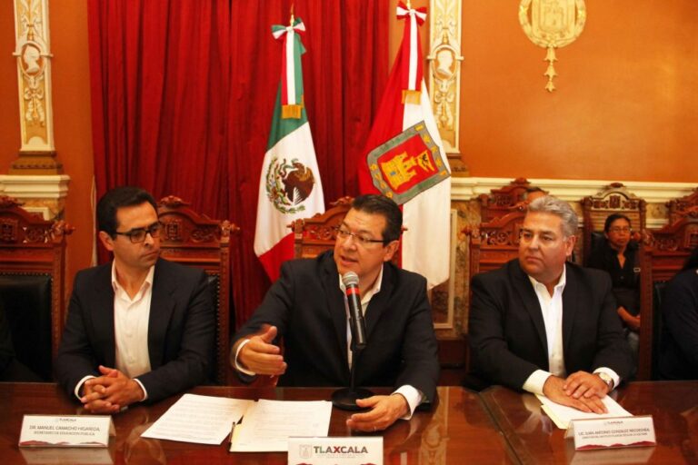 Entrega Marco Mena Estímulos a la Creación y Desarrollo Artístico