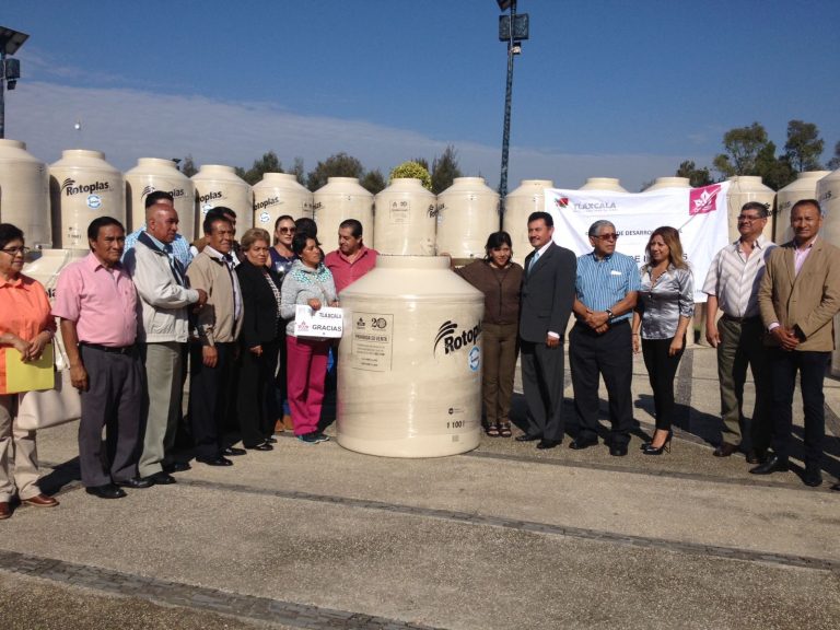 Anabell Ávalos Entrega Cisternas y Tinacos a Bajo Costo