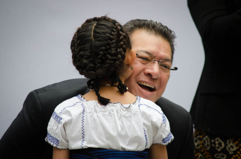 Entrega Marco Mena a Escuelas Cheques Para su día a día