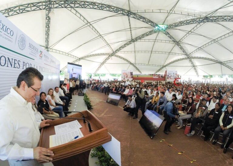 Marco Mena y Luis Miranda Entregan Certificados Prospera