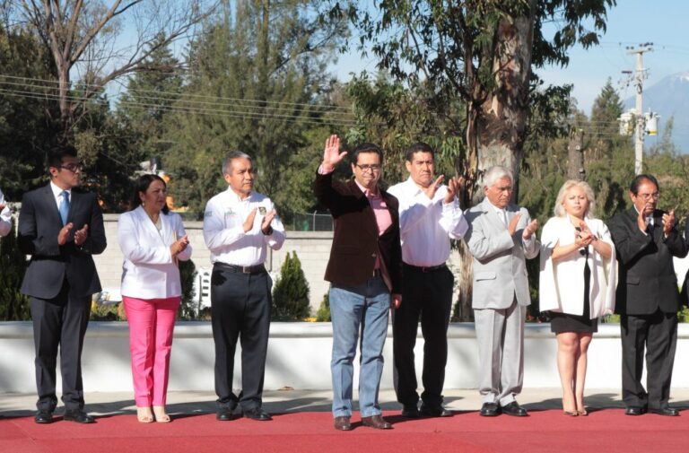 Secretario de Educación Abandera a Delegación Deportiva