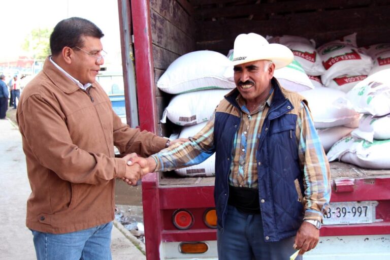 Entrega SEFOA Fertilizante y Semilla a Agricultores Tlaxcaltecas