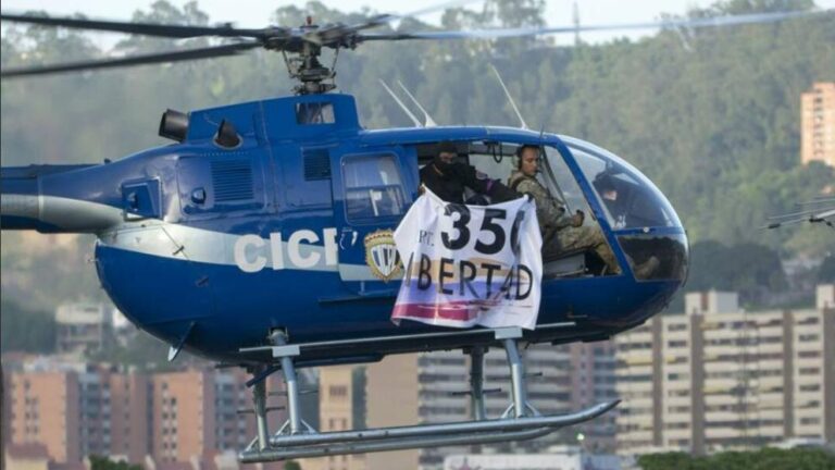 Venezolanos Roban Helicóptero, Disparan y Lanzan Granadas
