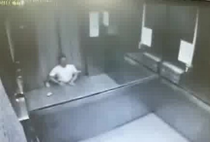 VIDEO: Elevador lo Atrapa por la Mitad, Intenta Llamar Pero Muere Desangrado