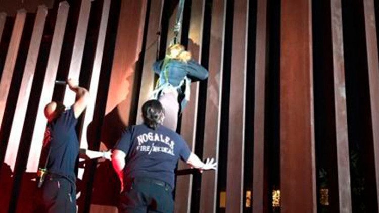Abandonan Mujer Colgada del Muro Fronterizo entre México y EE.UU