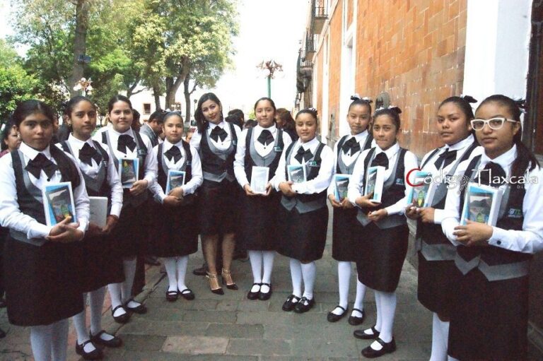 Tlaxcala: Felicita y Regala Gobernador a Niños Destacados