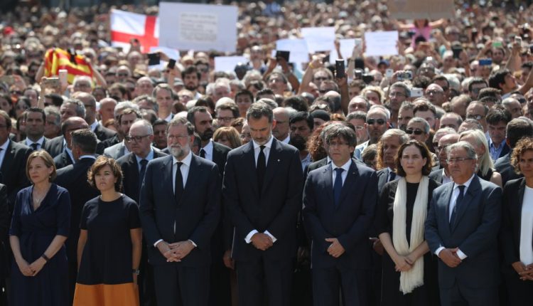 01 Rajoy y Felipe VI en la Plaza de Cataluña, el sábado. (.bbc.com)