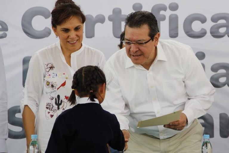 Reciben Certificados de Primaria y Secundaria «Los Niños de Todos»