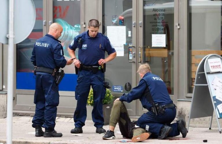 Hombre Apuñala a Multitud en Turku, Finlandia