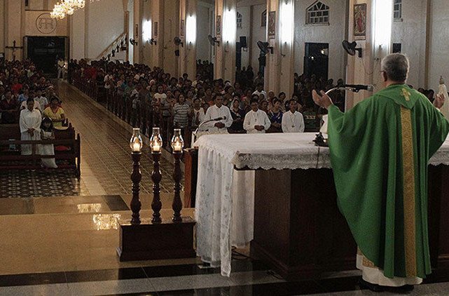 Detienen a Sacerdote Cuando iba a Motel con Niña de 13 Años