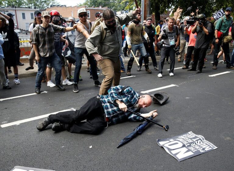 Violentos Enfrentamientos Entre Supremacistas Blancos Y Contramanifestantes