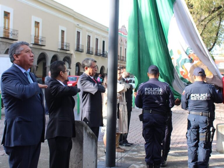 Rinden Diputados de la LXII Legislatura Homenaje a Lábaro Patroo