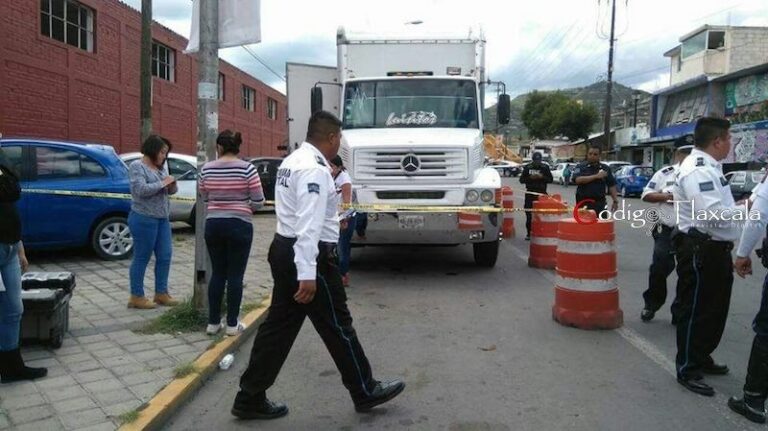 Encuentran a Hombre Muerto Dentro de Trailer Frente al Centro Expositor