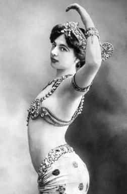03 Reinvención como Mata Hari. (t13.cl)