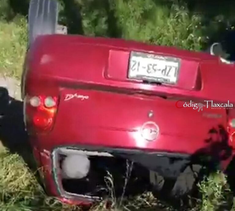 Mujer Impactó su Vehículo Contra un Árbol en la Autopista Tlaxcala-Apizaco
