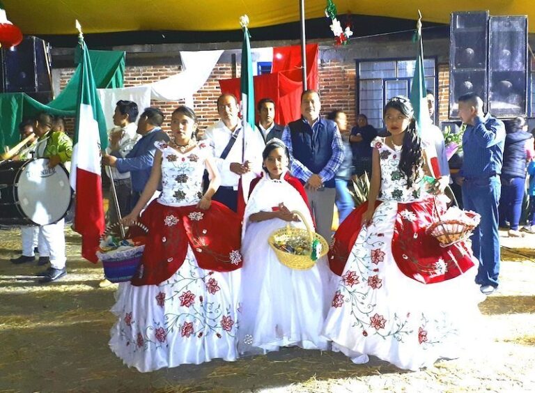 Francisco Román Corona a Reina de Fiestas Patrias 