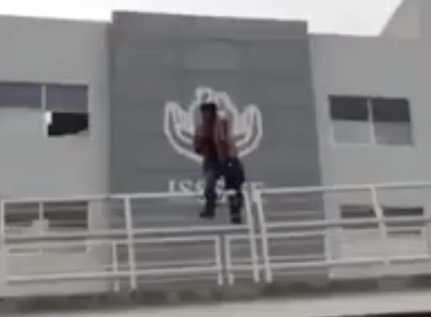 Un Hombre Trata de Lanzarse de Puente en Puebla