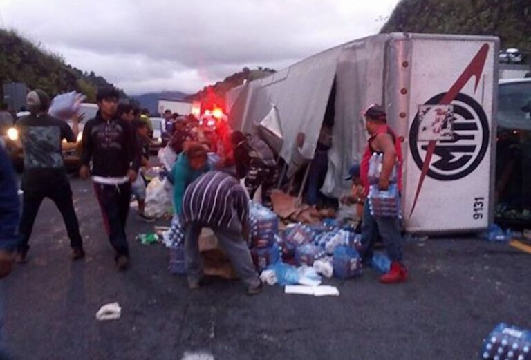 Vuelca Tráiler con Víveres Para Oaxaca y se los Roban