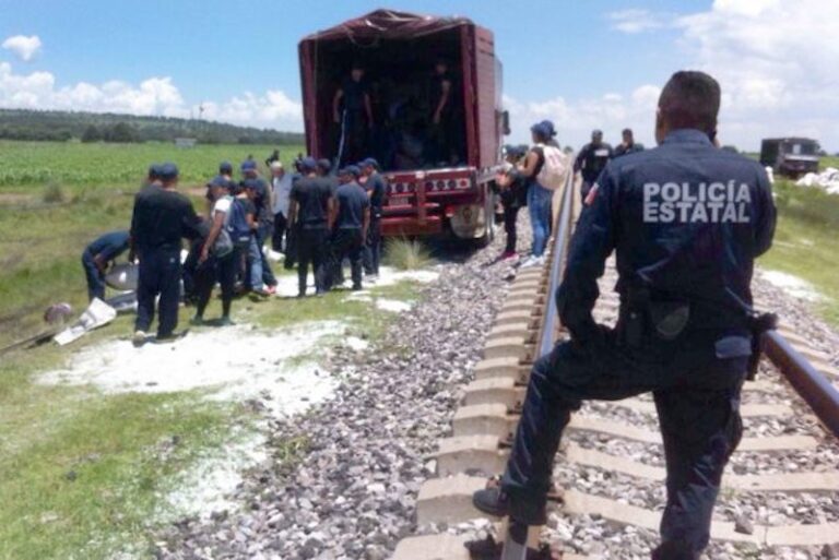 Asaltan Tren en Ixtenco, Desatan Balacera y Queman Vehículos