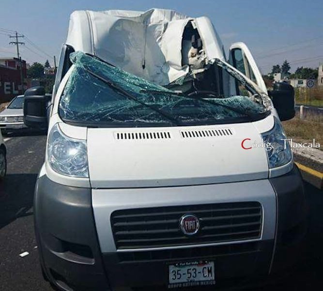 El eje de un Camión con Llantas se Impacta Contra Camioneta