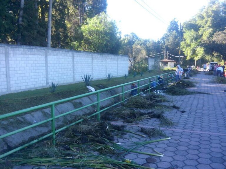 Continúan con el Programa Permanente de Limpieza en Canales, Calles y Avenidas en Ixtacuixtla