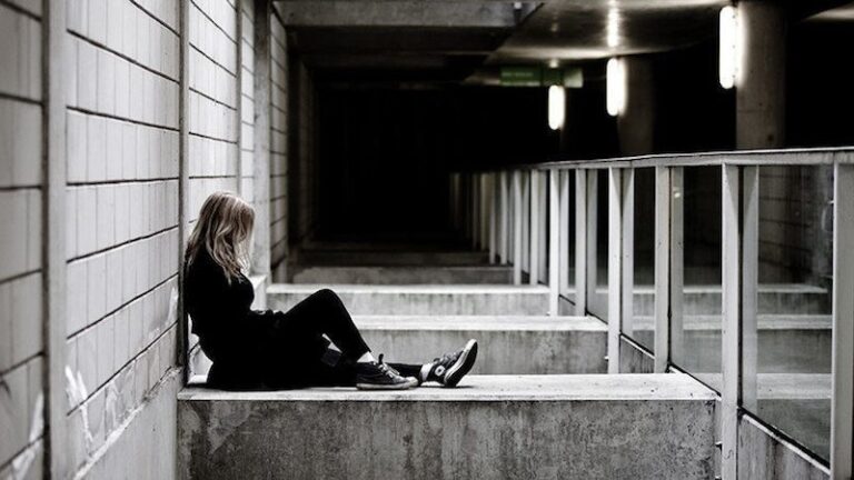 Violan a una Mujer que se iba a Suicidar Arrojándose de un Puente