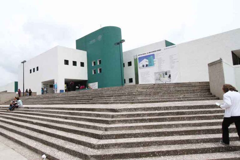 Brindan SESA Atención a Lesionados de Accidente en Tetla