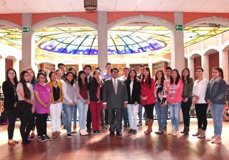 Entrega Héctor Ortiz Fondo de Becas a 25 Estudiantes Universitarios