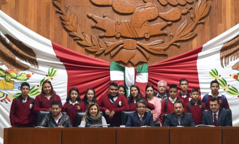 Recibe Arnulfo Arévalo a Estudiantes del ESMAD de Altzayanca en el Congreso