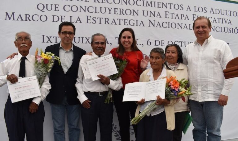 Delegada de SEDESOL Entrega Reconocimientos a Adultos Mayores en Ixtacuixtla