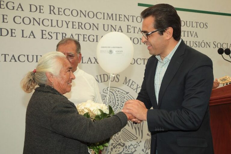 Secretario de Educación Entrega 505 Certificados a Adultos Mayores en Ixtacuixtla