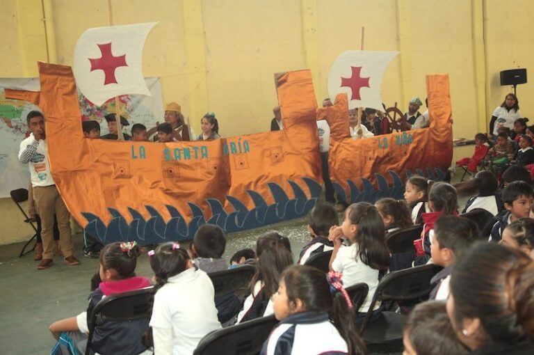 Escenifican Bibliotecarios el Descubrimiento de América