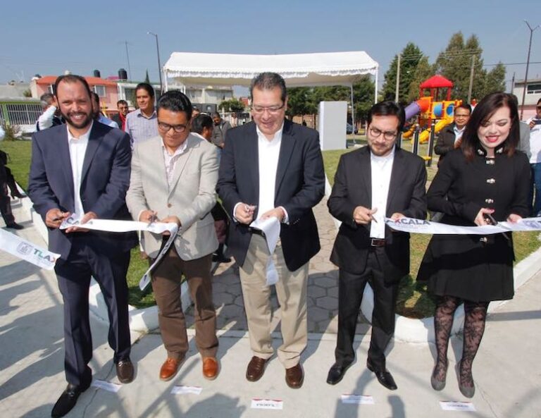 Marco Mena y Representantes de Empresas Entregan Parque en Apizaco