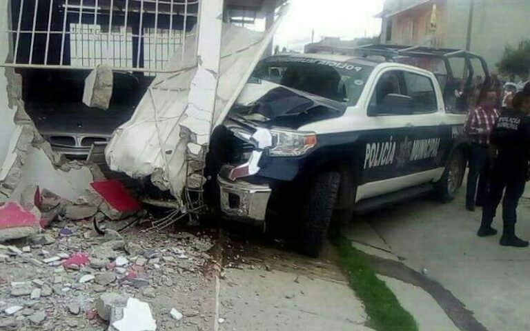 Choca Patrulla Contra Vivienda, Mientras Perseguía a Ladrón de Camioneta