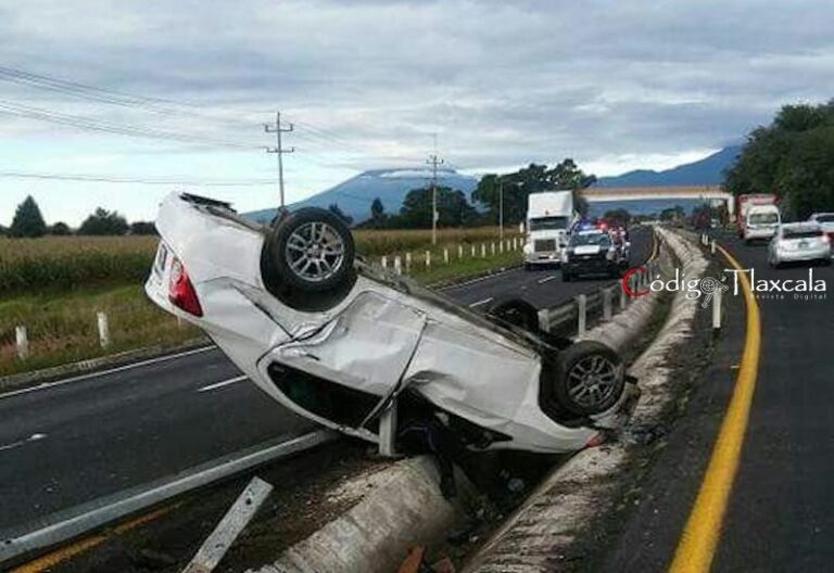 Se Registra Aparatosa Volcadura Sobre la Autopista Tlaxcala-Texmelucan
