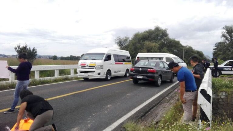 Bloquean Carretera en Tezoquipan; Exigen Revisar el CBTIs 211