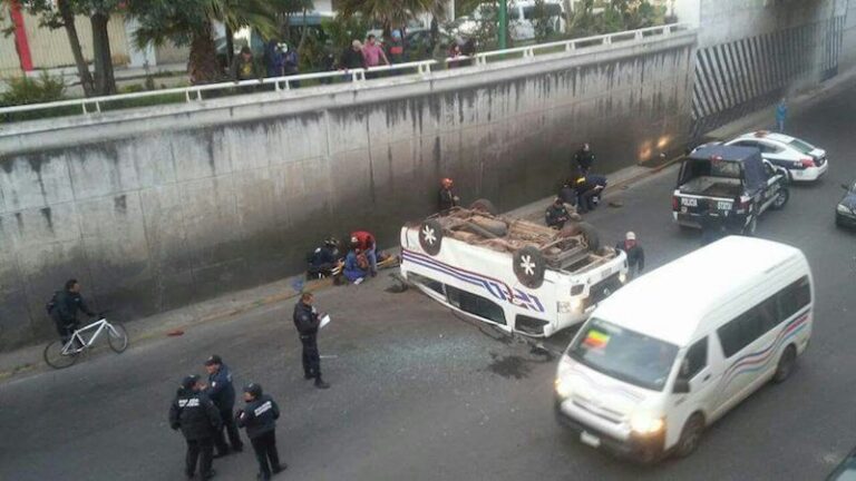 Cae Combi de Transporte de un Puente en Apizaco; Mujer Embarazada Entre Heridos