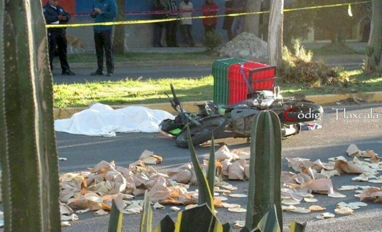 Motociclista Derrapa y Arrolla Viejita; Cuerpo Dura Tirado 2hrs