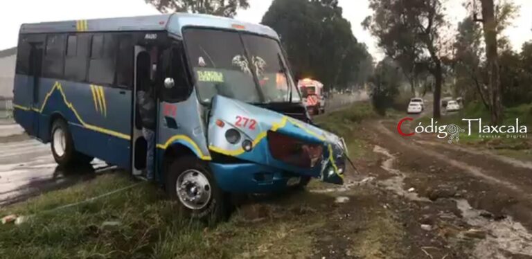 Camión ATAH se Impacta con Letrero en Carretera Apizaco-Tlaxcala