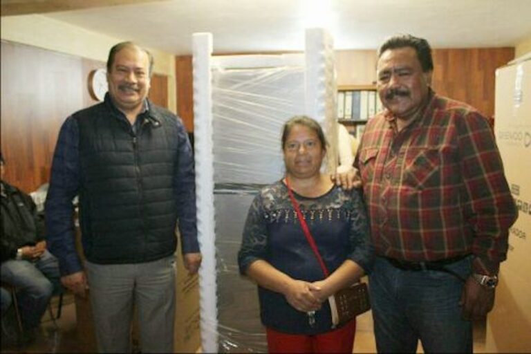 Entrega Francisco Román Premios a Ganadores de Rifa