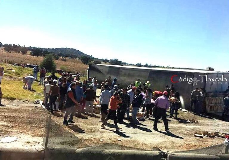 Volcadura de un Tráiler en Carretera Huamantla-Apizaco