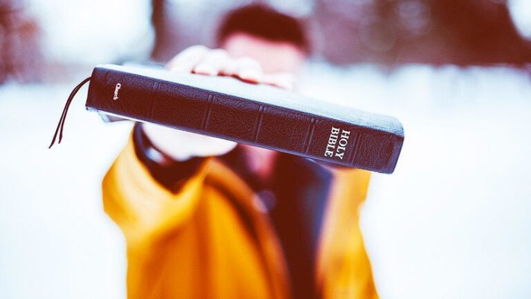 Mata a Tiros a su Amigo Tras una Discusión Sobre la Biblia y el Perdón