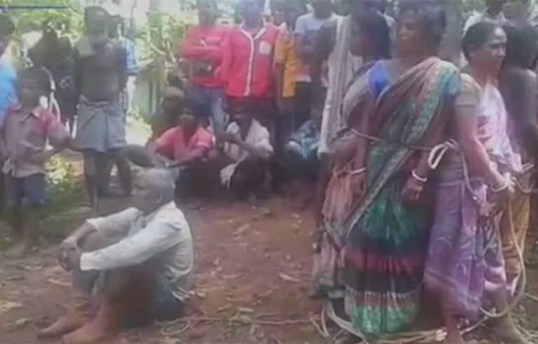  Mujeres Acusadas de Brujería son Atadas a un Árbol y Golpeadas en la India
