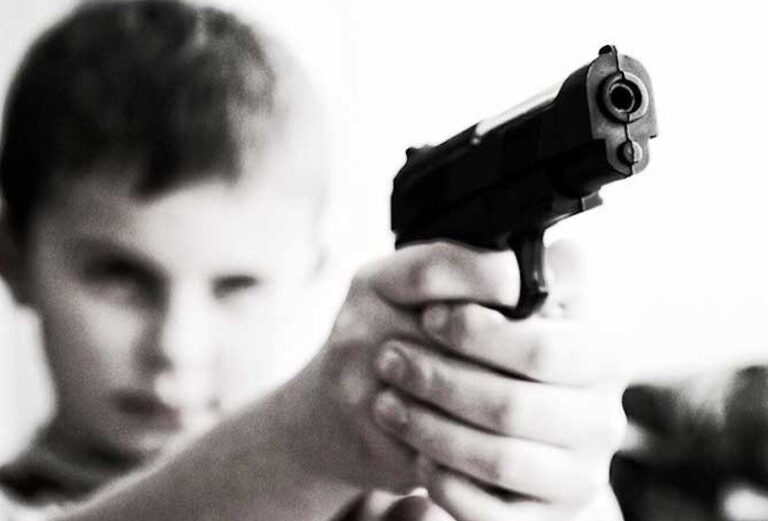 Un Niño Dispara por Accidente al Vendedor de una Tienda de Armas