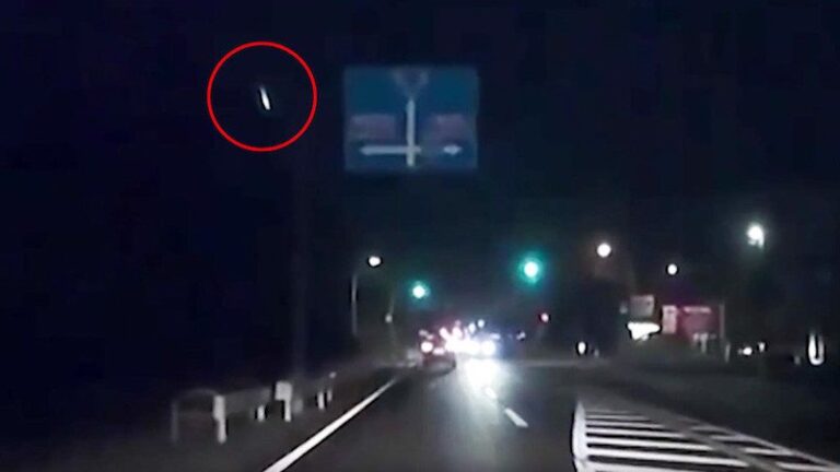 Deslumbrante Bola de Fuego Ilumina el Cielo de Japón