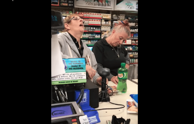 Cajeras Drogadas Atienden a sus Clientes en EE.UU.