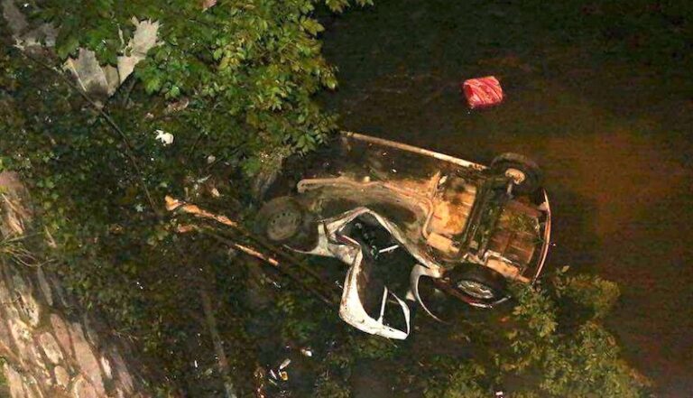 Joven Médico Pierde el Control del Volante y Cae al Río Junto a Bulevar Revolución